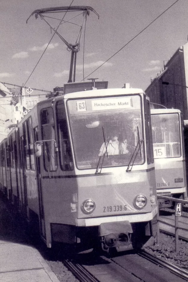 Postkort: Berlin sporvognslinje 63 med motorvogn 219 339-6 nær Ostbahnhof (1985)