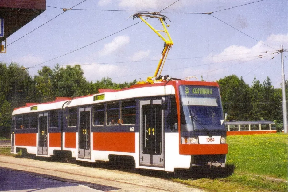 Postkort: Brno sporvognslinje 9 med ledvogn 1064 ved Čertova rokle (1997)
