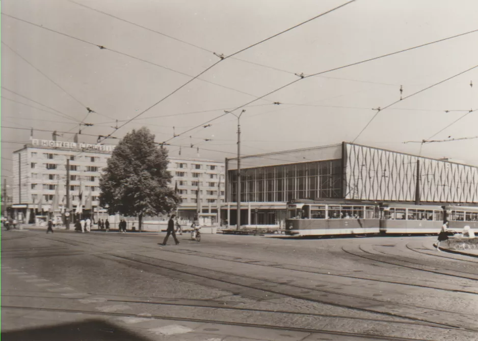 Postkort: Cottbus sporvognslinje 4  tæt på Stadthalle (1971)