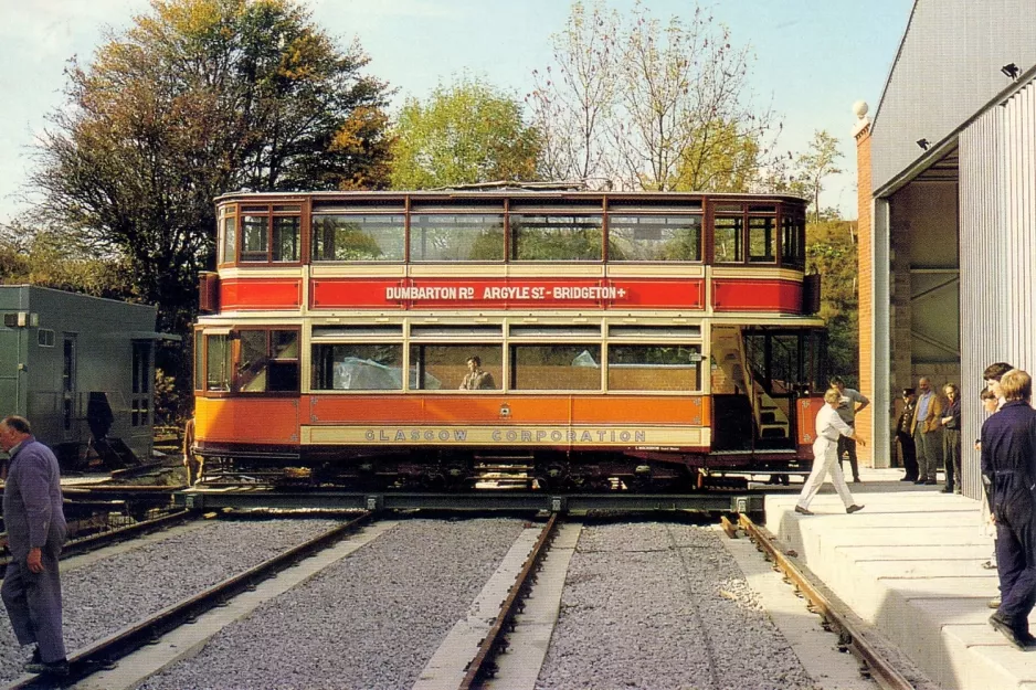 Postkort: Crich dobbeltdækker-motorvogn 1115 foran Exhibition Hall (1980)