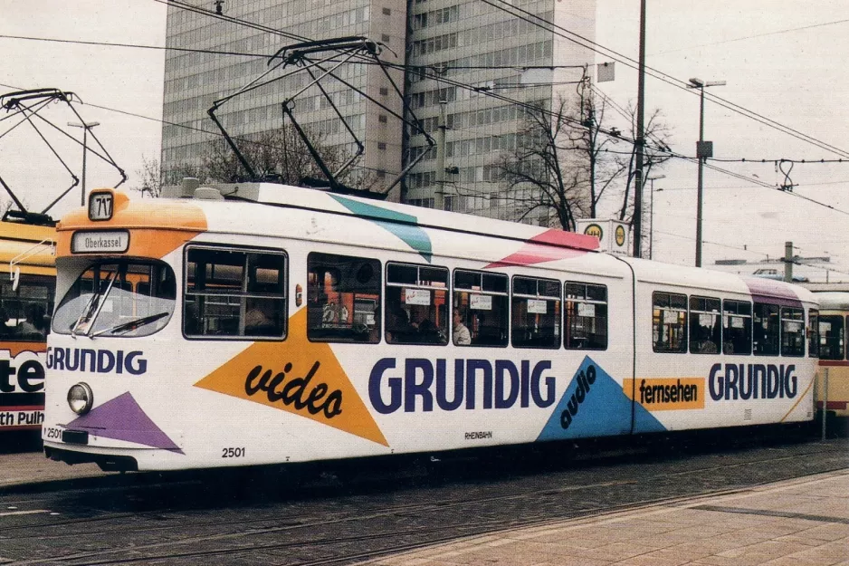 Postkort: Düsseldorf sporvognslinje 717 med ledvogn 2501 ved Jan-Wellem-Platz (1986)