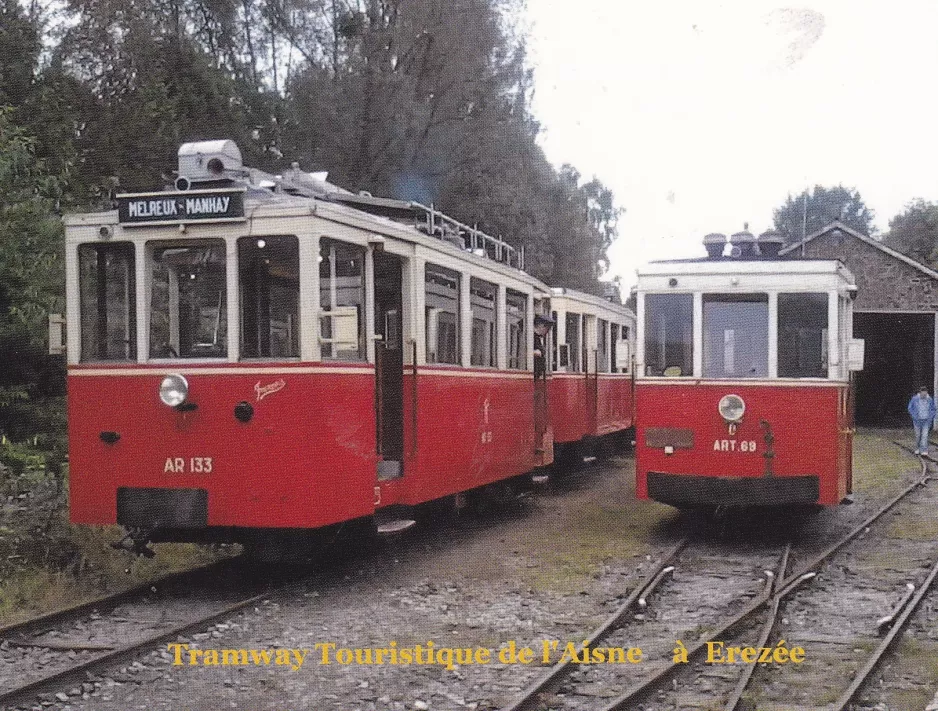 Postkort: Erezée med motorvogn AR 133 "Francais" foran Tramway Touristique de l'Aisne (2010)