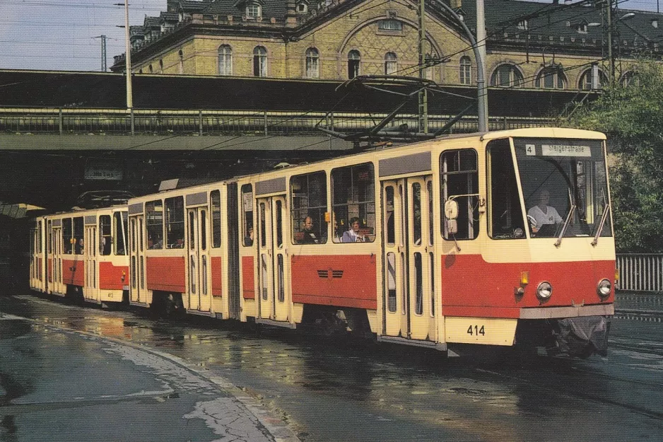 Postkort: Erfurt sporvognslinje 4 med ledvogn 414 nær Hauptbahnhof (1979)