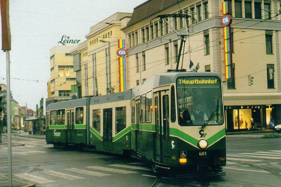 Postkort: Graz ekstralinje 3 med ledvogn 601 nær Hauptbahnhof (Europaplatz) (1999)