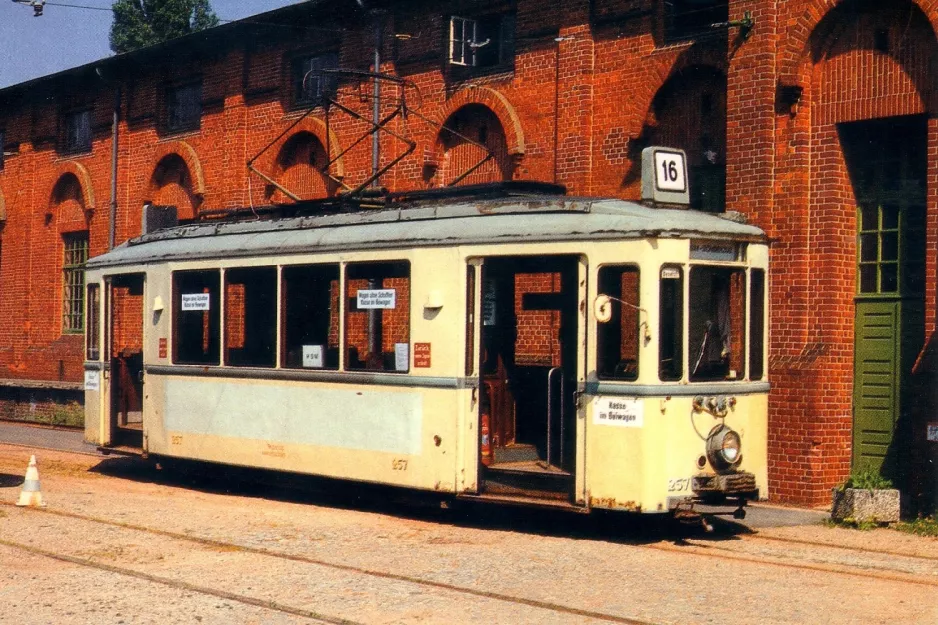 Postkort: Hannover motorvogn 257 foran Straßenbahn-Museum (2000)