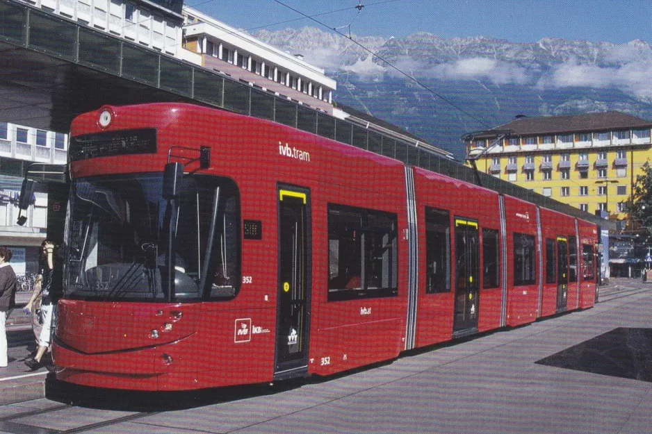 Postkort: Innsbruck Stubaitalbahn (STB) med lavgulvsledvogn 352 ved Hauptbahnhof, Südtiroler Platz (2009)