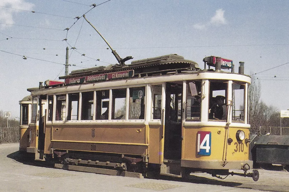 Postkort: København sporvognslinje 14 med motorvogn 310 ved Ålestrupvej (KB Hallen) (1960)