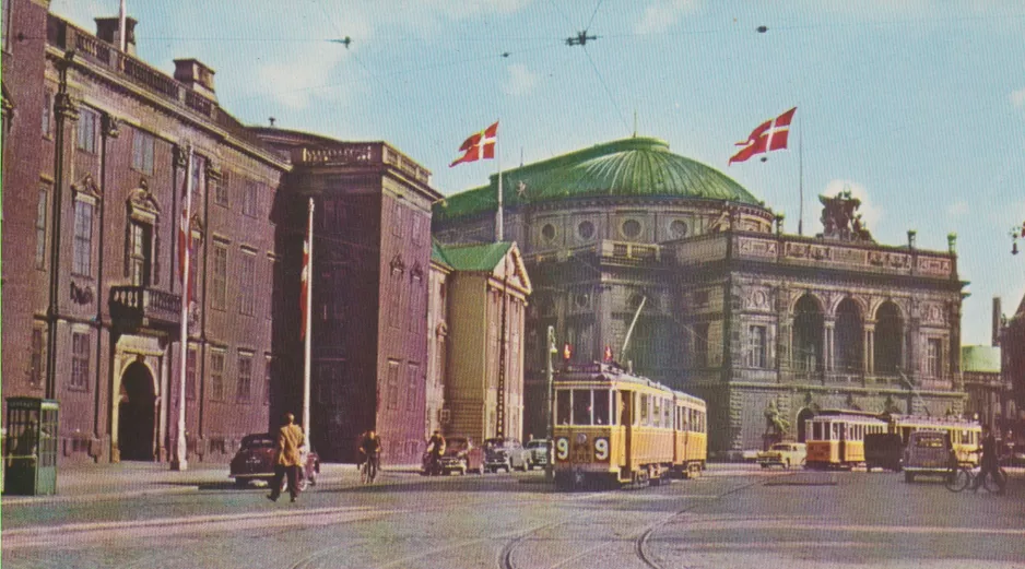 Postkort: København sporvognslinje 9 med motorvogn 555 foran Det kongelige Teater (1959)