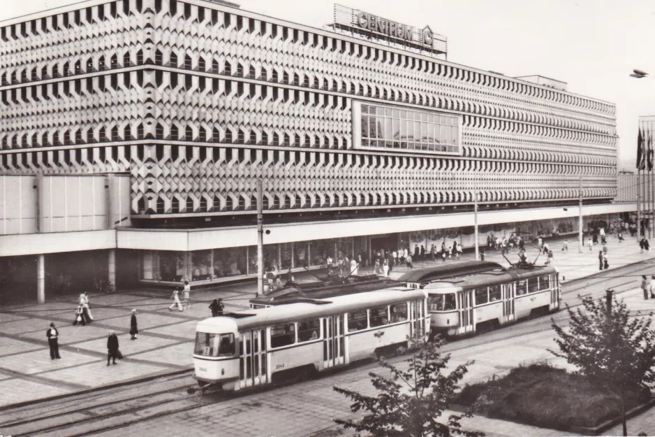 Postkort: Magdeburg sporvognslinje 2 med bivogn 2042 på Karl-Marx-Straße (Breiter Weg) (1974)