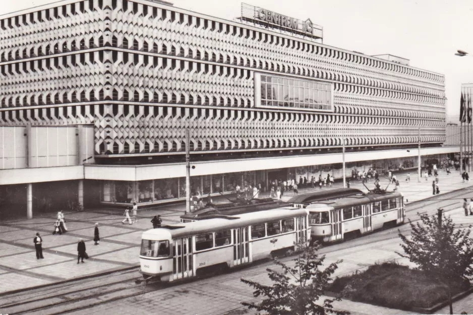 Postkort: Magdeburg sporvognslinje 2 med bivogn 2042 ved Alter Markt (1974)