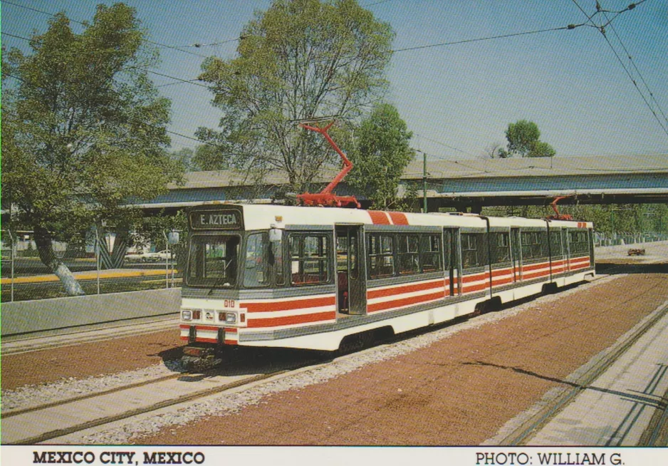 Postkort: Mexico City sporvognslinje Tren Ligero (TL) med ledvogn 010 nær Estadio Azteca (1986)