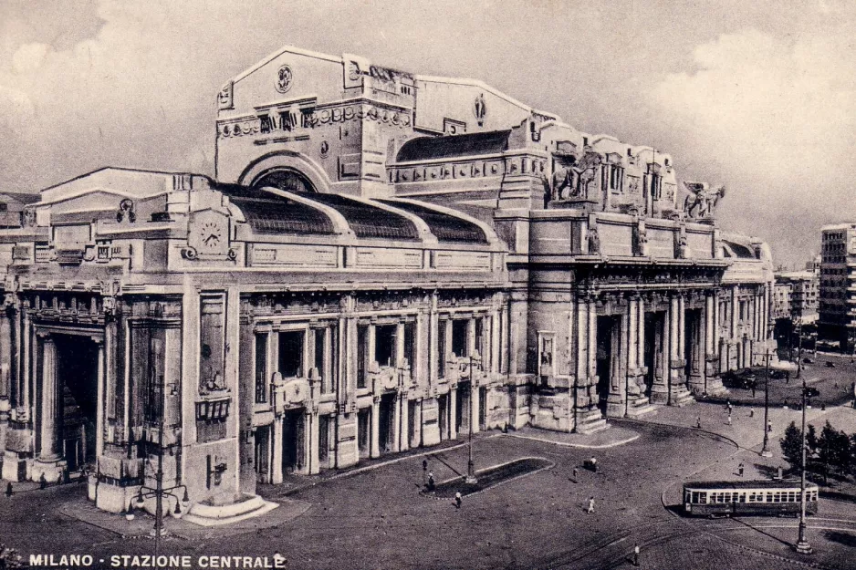 Postkort: Milano foran Stazione Centrale (1920)