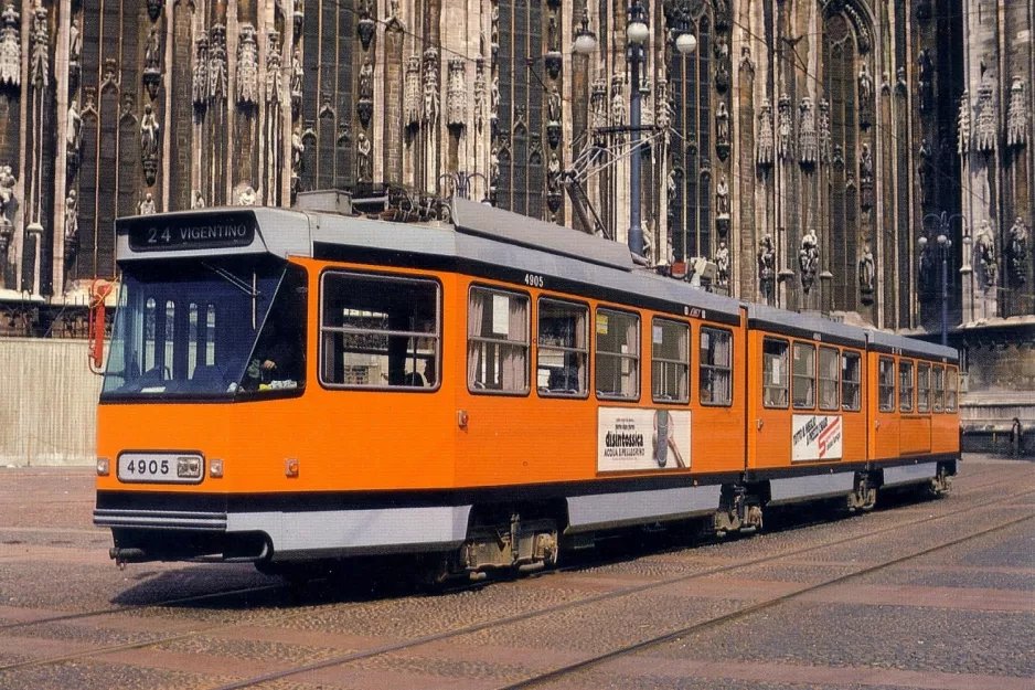 Postkort: Milano sporvognslinje 24 med ledvogn 4905 foran Duomo (Via Cantù) (1978)