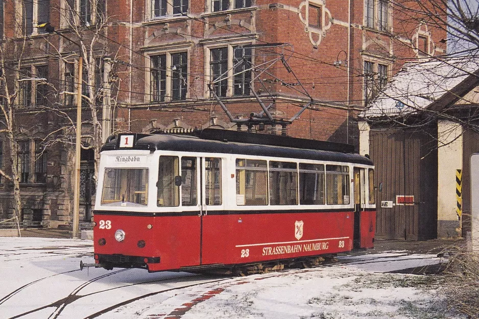 Postkort: Naumburg (Saale) motorvogn 23 foran remisen Naumburger Straßenbahn  (Heinrich-von-Stephan-Platz) (1995)