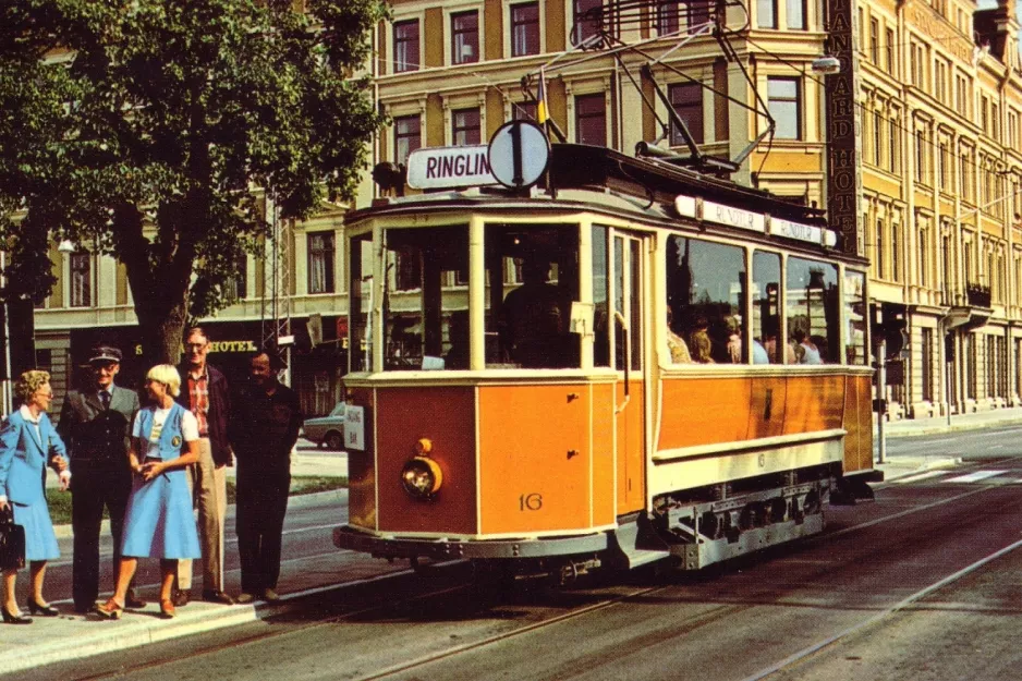 Postkort: Norrköping museumslinje 1 med motorvogn 16 nær Rådhuset Drottninggatan/Hamngatan (1988)