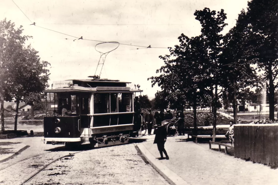 Postkort: Norrköping sporvognslinje 1 med motorvogn 1 nær Norrtull (1904-1906)