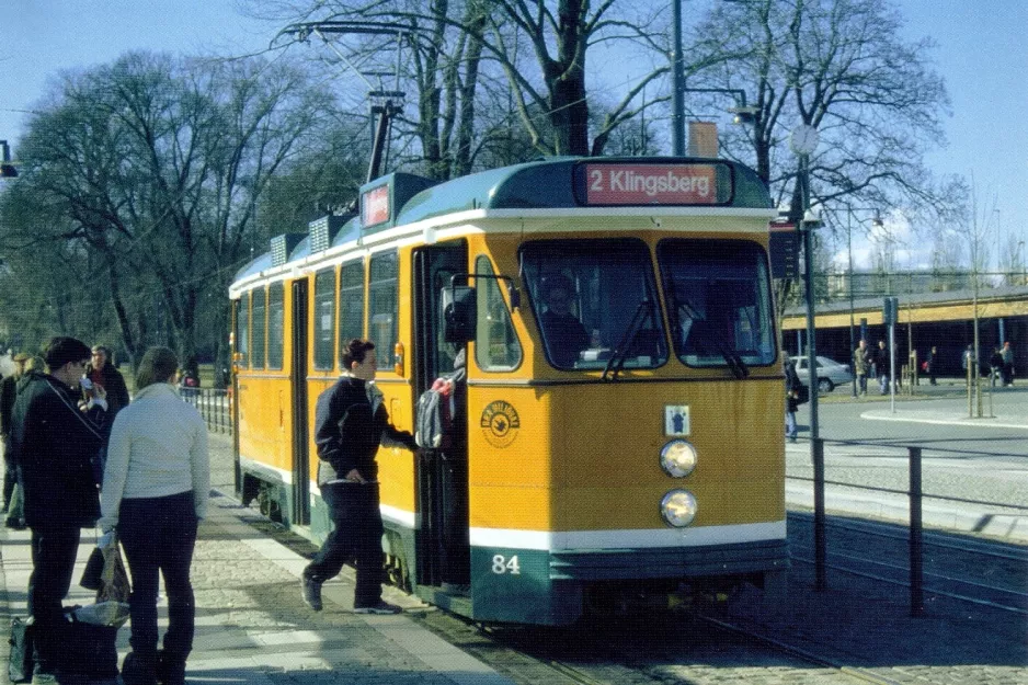 Postkort: Norrköping sporvognslinje 2 med motorvogn 84 ved Centralstation (2002)