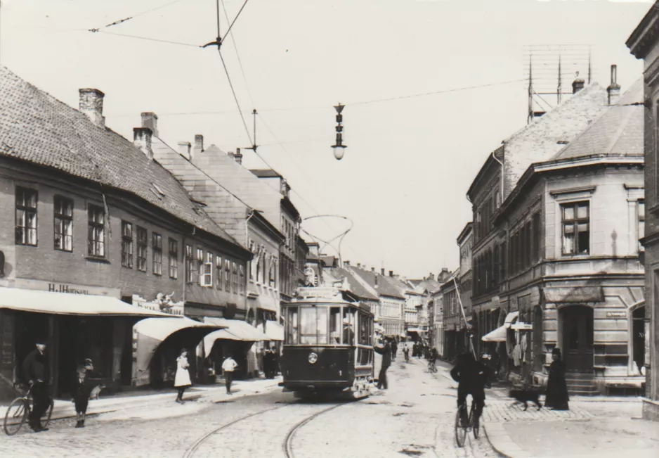 Postkort: Odense Hovedlinie med motorvogn 1 på Vestergade (1911)