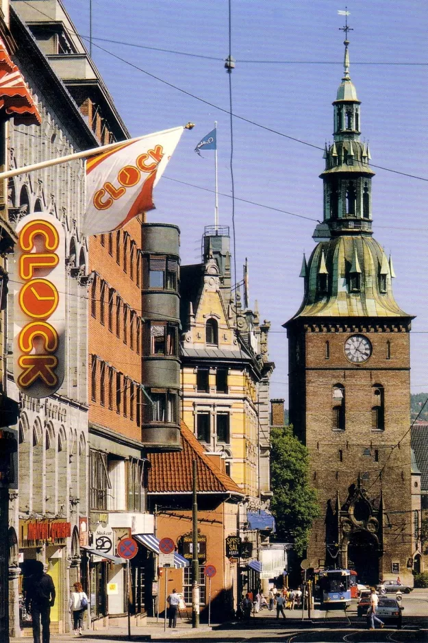 Postkort: Oslo ledvogn 122 foran Domkirken (1986)