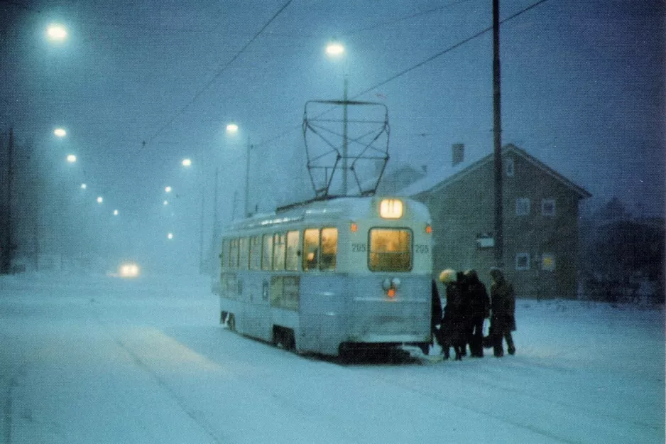 Postkort: Oslo sporvognslinje 11 med motorvogn 205 ved Grefsen stasjon (1977)