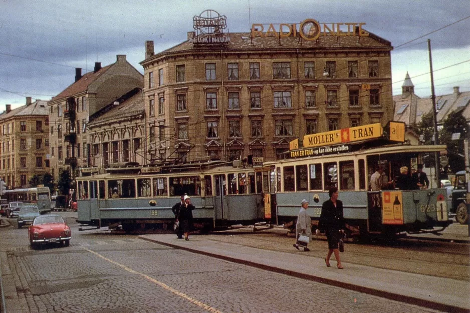 Postkort: Oslo sporvognslinje 19 med motorvogn 122 nær Majorstua (1962)
