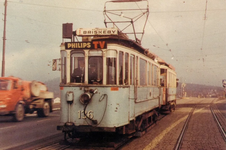 Postkort: Oslo sporvognslinje 19 med motorvogn 136 nær Sinsen (1967)