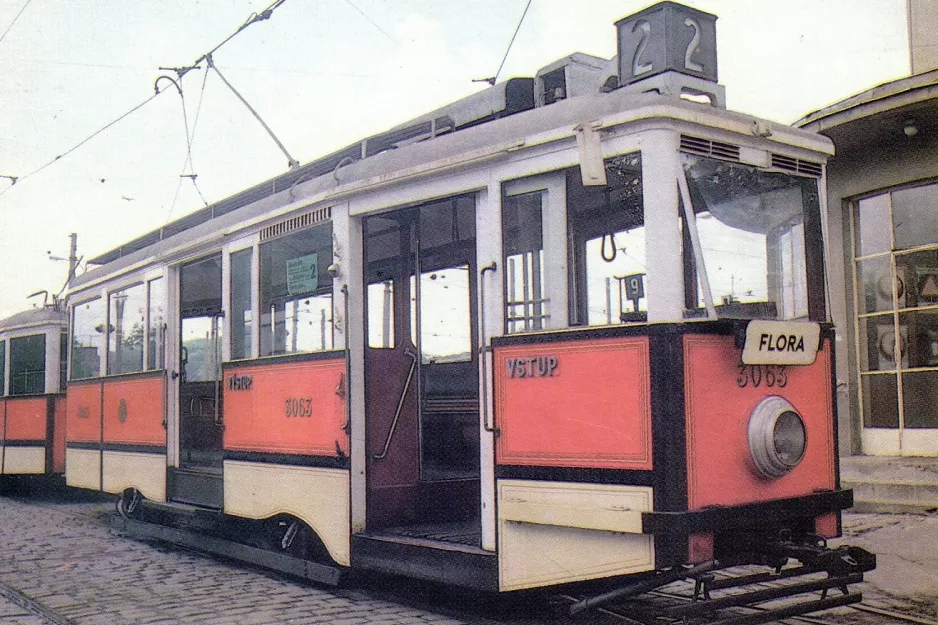 Postkort: Prag motorvogn 3063 foran Vozovna Střešovise (1950)