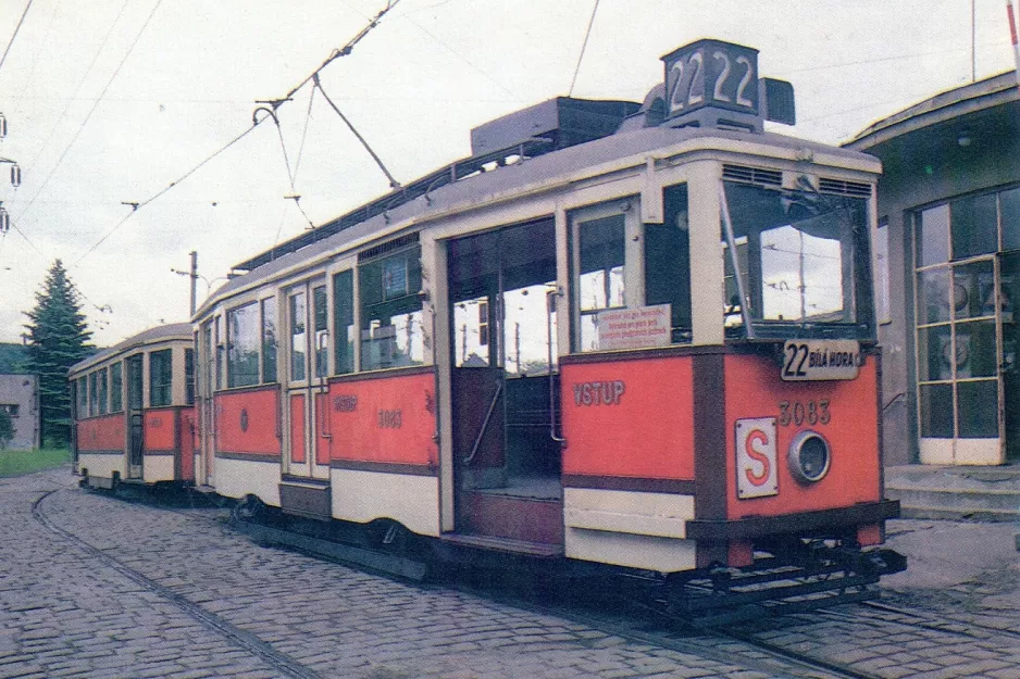 Postkort: Prag motorvogn 3083 foran Vozovna Střešovise (1960)