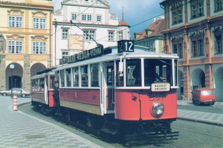 Postkort: Prag sporvognslinje 12 med motorvogn 297 på Malostranské náměstí (1970)