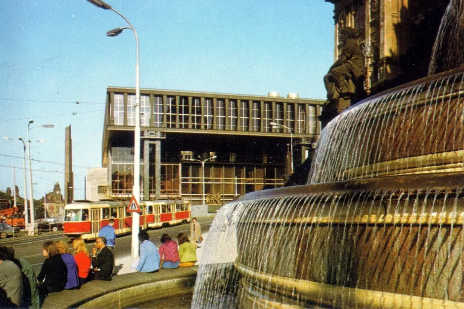 Postkort: Prag sporvognslinje 22 nær Nová budova Národního muzea (1970)