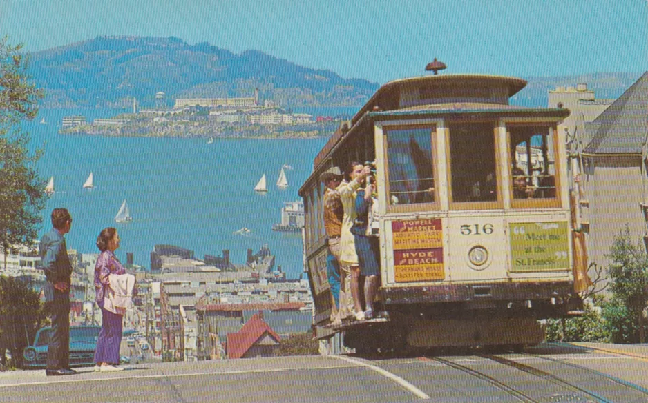 Postkort: San Francisco kabelbane Powell-Hyde med kabelsporvogn 516 nær Hyde & North Point (1970)