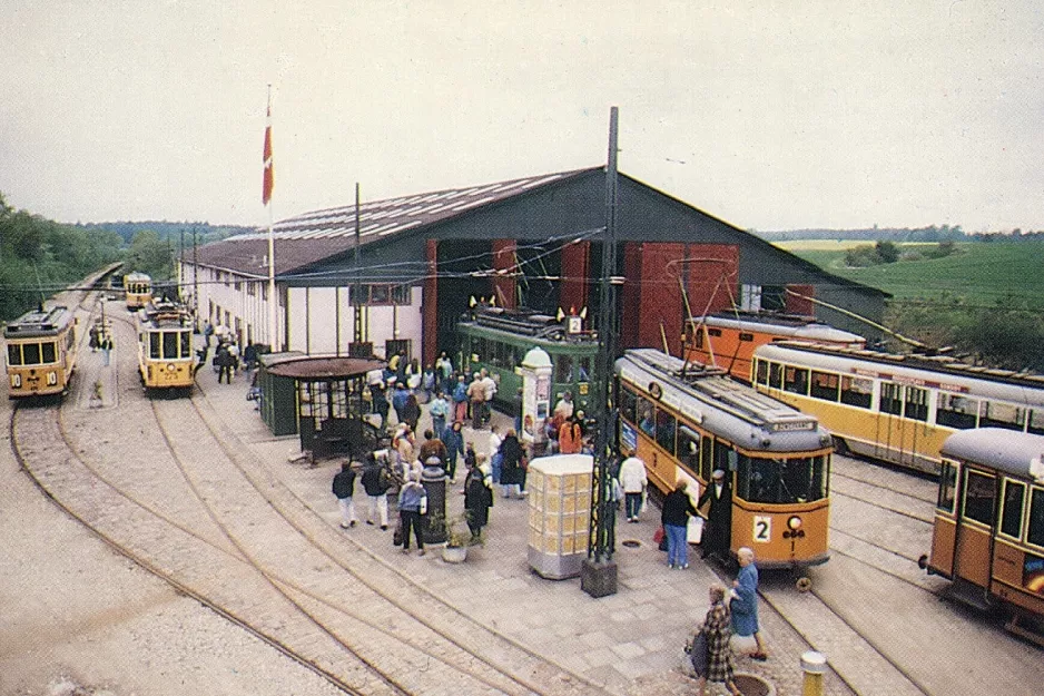 Postkort: Skjoldenæsholm normalspor med motorvogn 470 på forpladsen Sporvejsmuseet (1985)