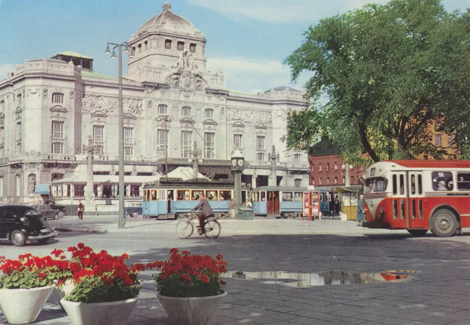Postkort: Stockholm sporvognslinje 2 foran Kungliga Dramatiska Teatern (1957)