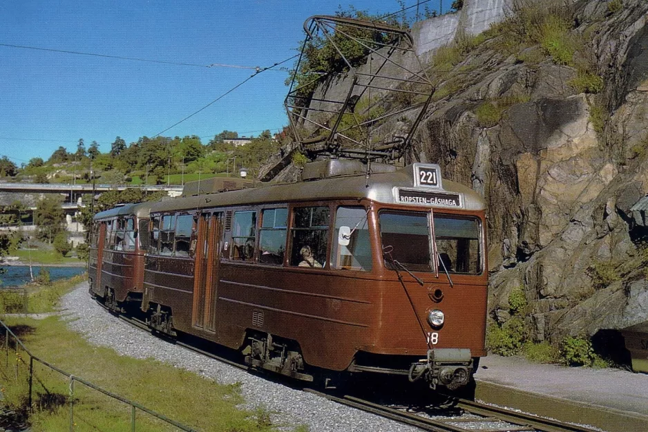 Postkort: Stockholm sporvognslinje 21 Lidingöbanan med motorvogn 18 ved Torsvik (1979)