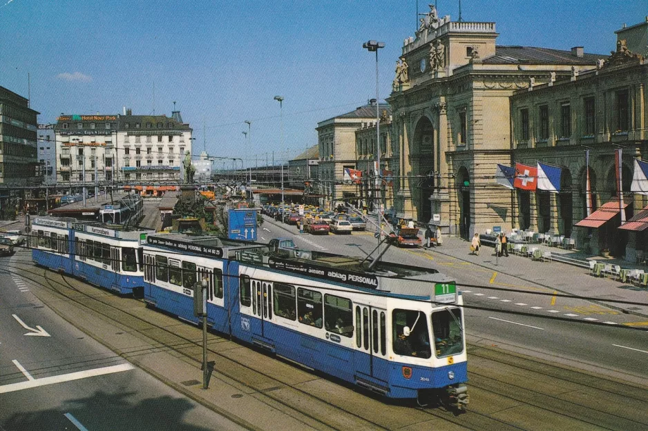 Postkort: Zürich sporvognslinje 11 med ledvogn 2043 på Bahnhofplatz (2000)