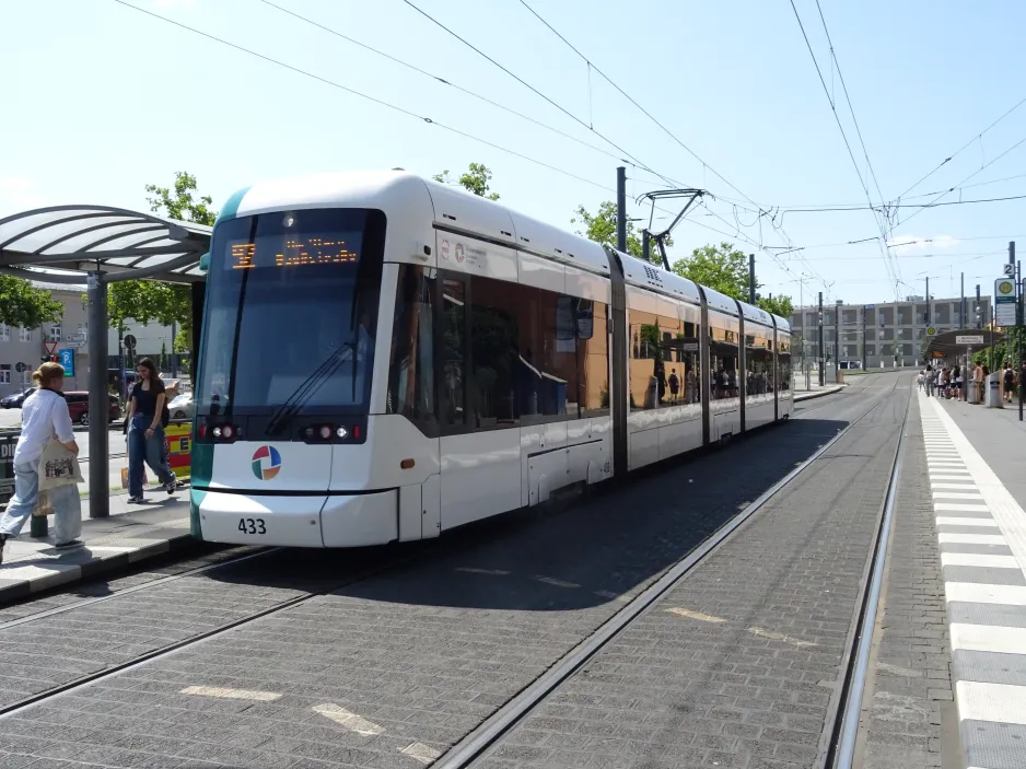 Potsdam sporvognslinje 92 med lavgulvsledvogn 433 ved S Hauptbahnhof (2024)