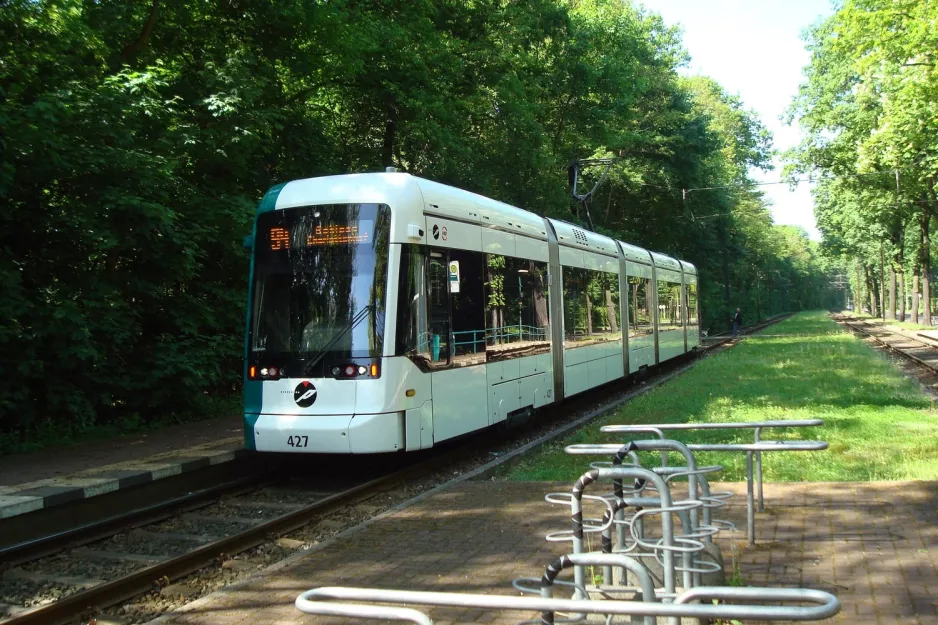 Potsdam sporvognslinje 94 med lavgulvsledvogn 427 ved Fontanestraße (2013)
