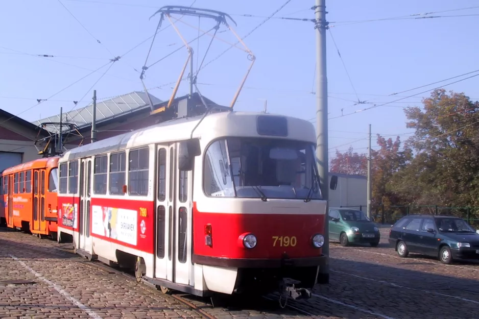 Prag motorvogn 7190 foran Vozovna Střešovise (2005)