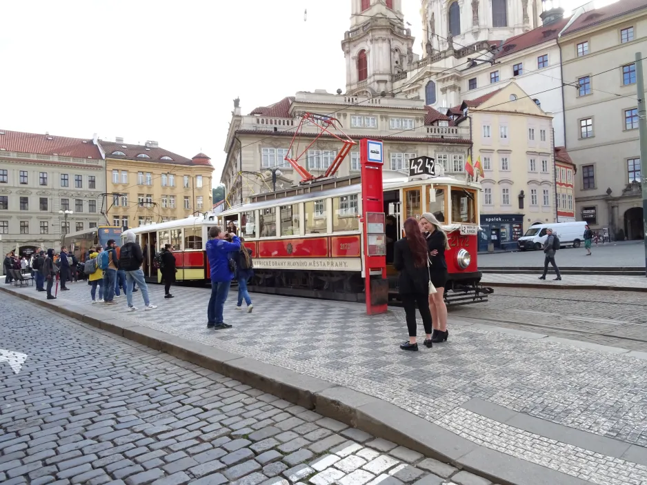 Prag museumslinje 42 med motorvogn 2172 ved Malostranské náměstí (2024)