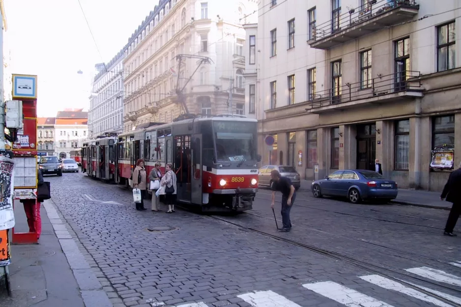 Prag sporvognslinje 14 med motorvogn 8639 ved Lazarská (2005)