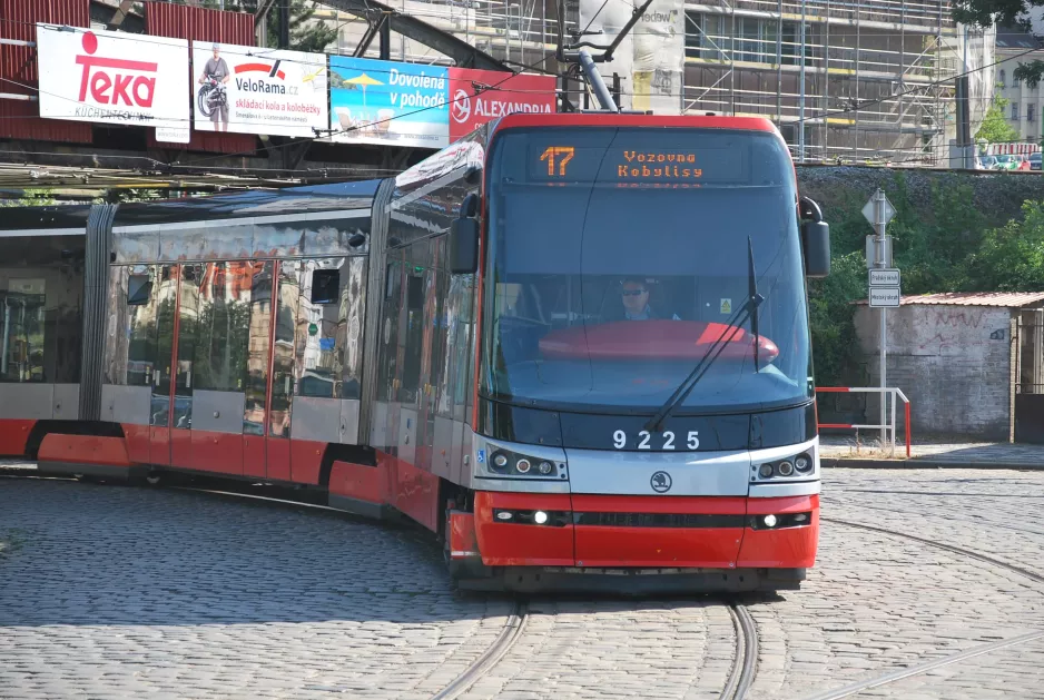 Prag sporvognslinje 17 med lavgulvsledvogn 9225 på Nábřeží Edvarda Beneše (2015)
