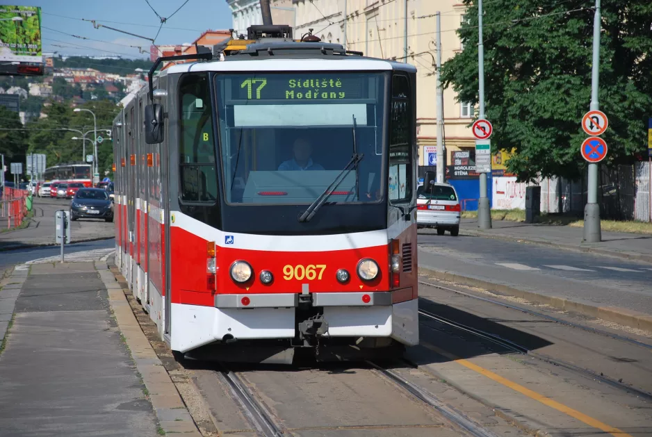 Prag sporvognslinje 17 med ledvogn 9067 ved Právnická fakulta (2015)
