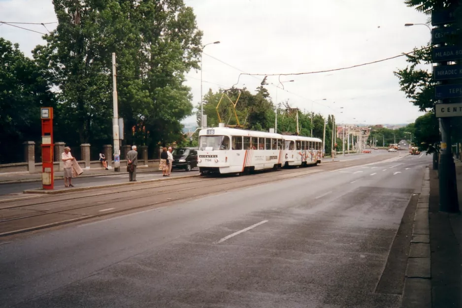 Prag sporvognslinje 18 med motorvogn 7194 ved Prašný most (2001)