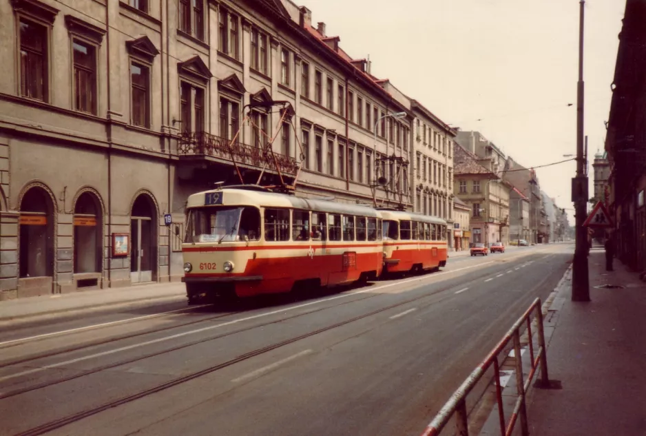 Prag sporvognslinje 19 med motorvogn 6102 på Sokolovská (1983)