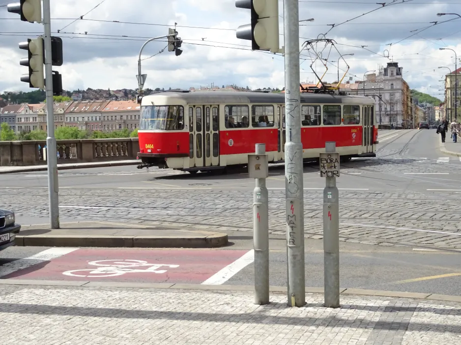 Prag sporvognslinje 21 med motorvogn 8464 nær Palackého náměstí (2024)