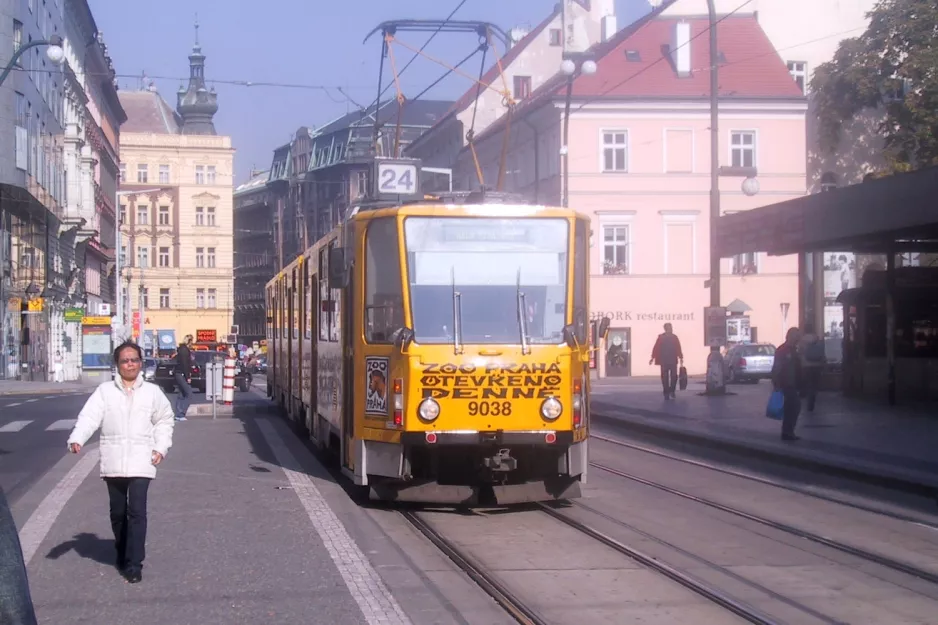 Prag sporvognslinje 24 med ledvogn 9038 ved Masarykovo nádraží (2005)
