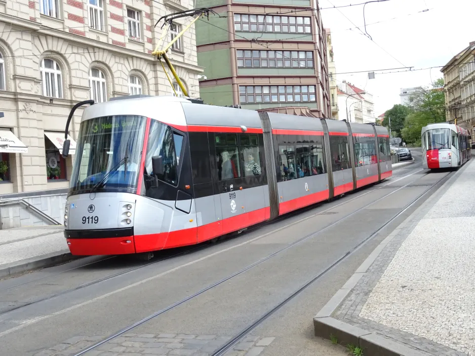 Prag sporvognslinje 3 med lavgulvsledvogn 9119 ved Palackého náměstí (2024)
