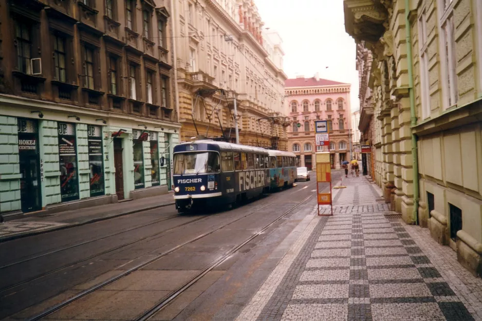 Prag sporvognslinje 5 med motorvogn 7262 på Dláźděná (2001)