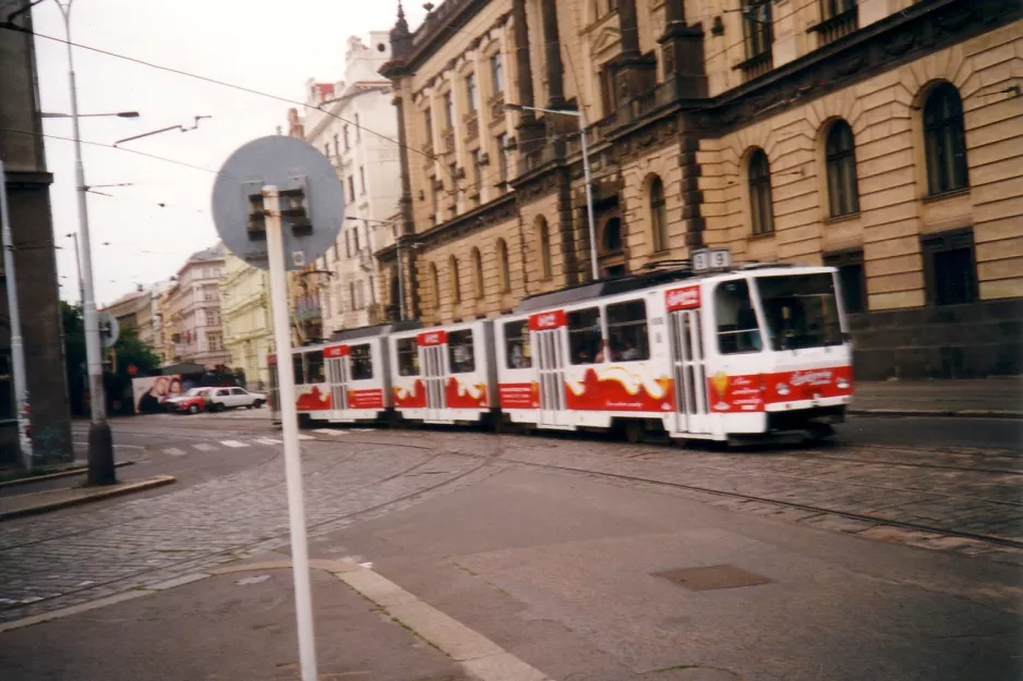 Prag sporvognslinje 9 med ledvogn 9031 på Senovážné Náměsti (2001)