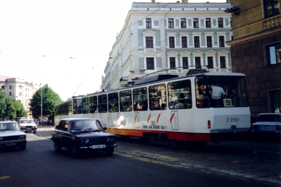Riga ekstralinje 9 med motorvogn 3-250 på Zigfrīda Annas Meierovica bulvāris (1992)